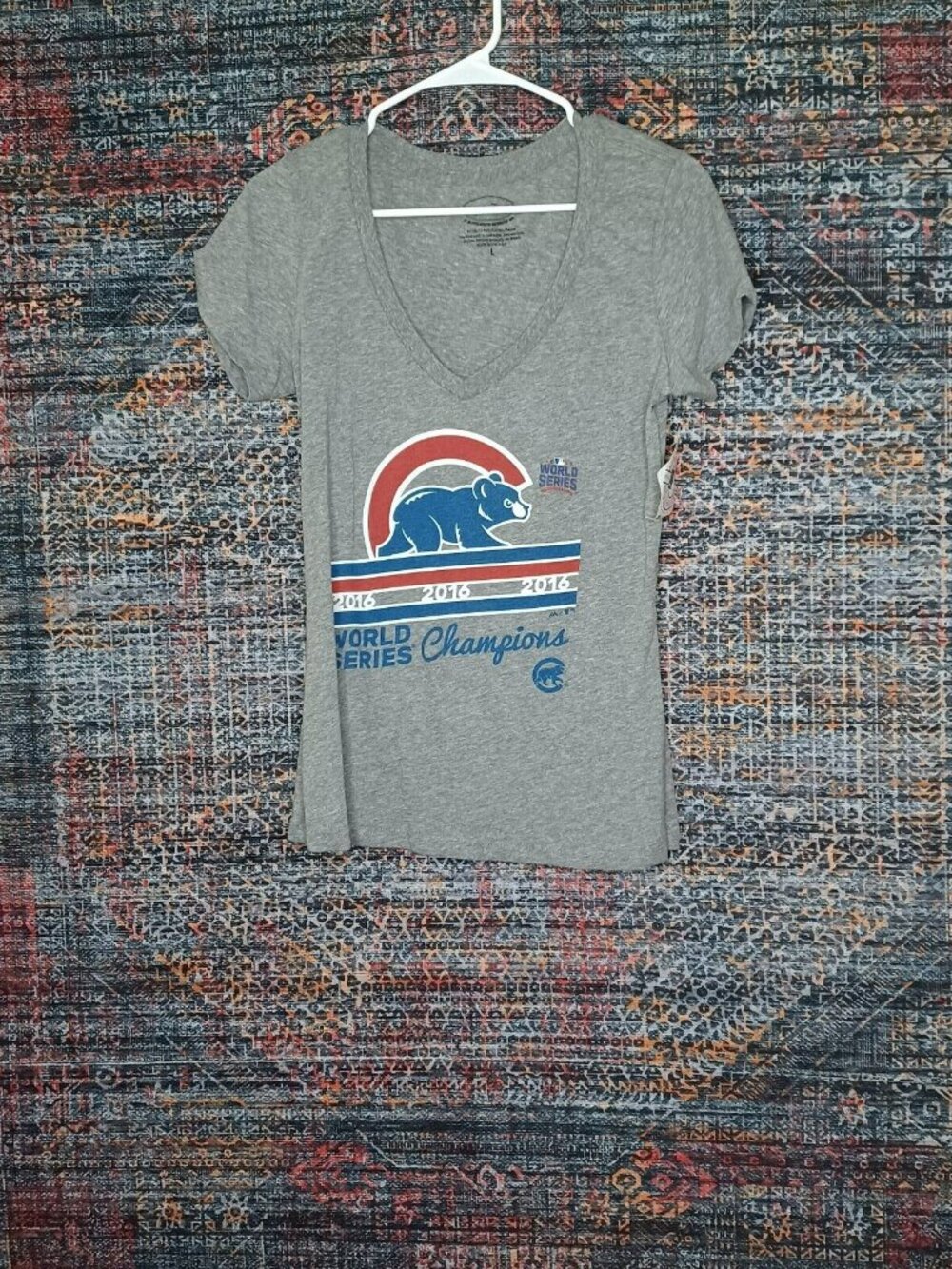 Majestic Threads womens heathered gray Chicago Cubs WS Champs vneck tee L NWT